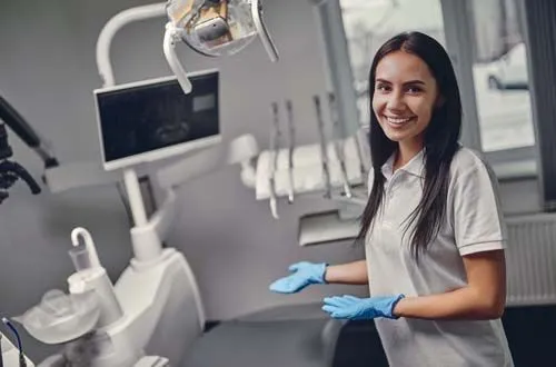 Стоматолог терапевт: возвращает зубам первоначальный вид  